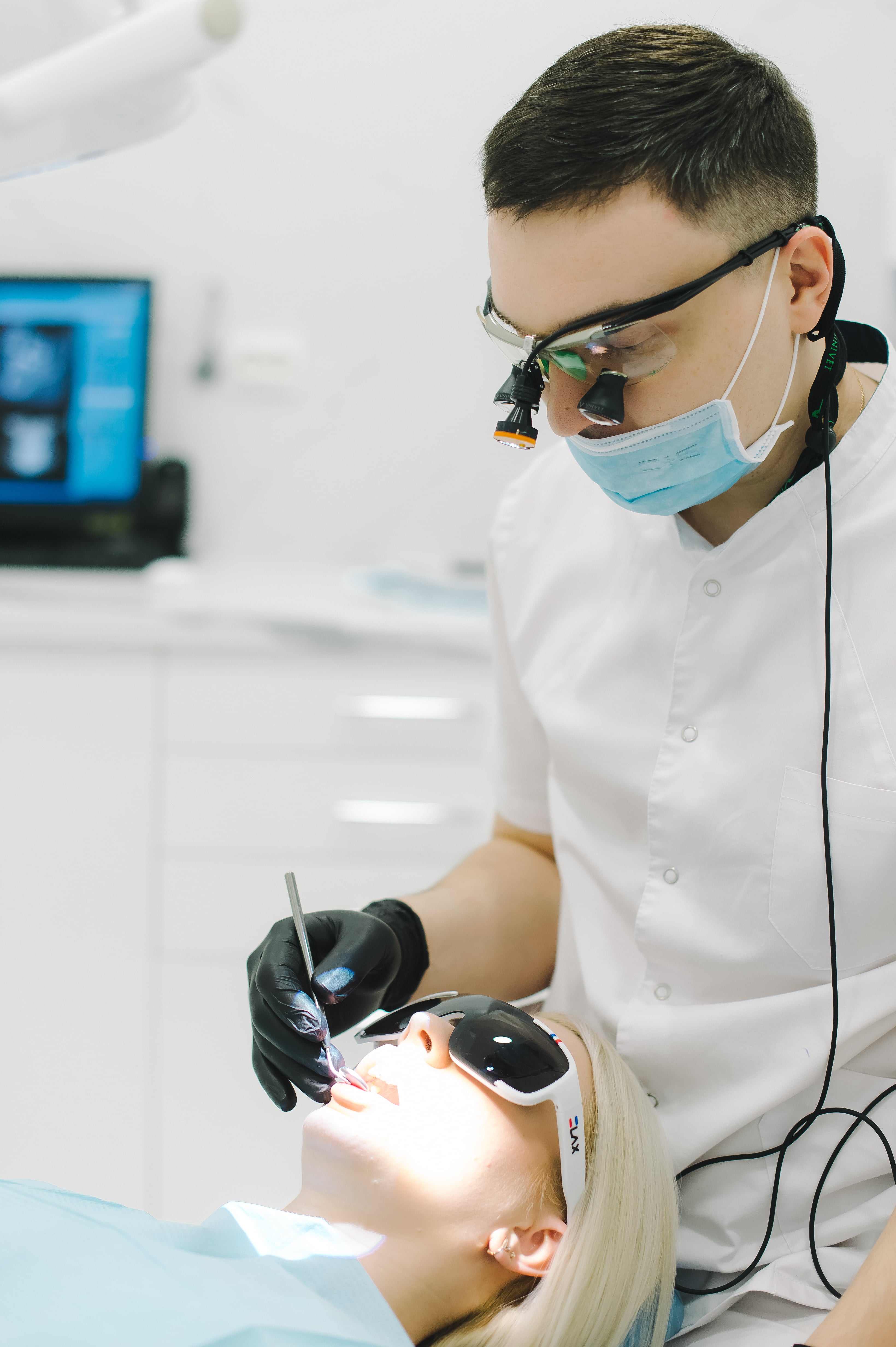 Работа под оптическими лупами в Asteria Dental